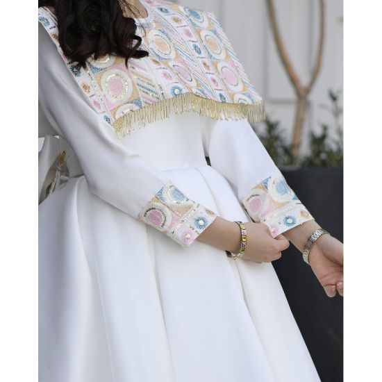 صورة فستان بناتي ميكادو بتطريز دلعة ملونة وذيل طويل مطرز - m3802